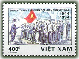 Mẫu tem thể hiện hình ảnh ngày thành lập Đội Việt Nam tuyên truyền giải phóng quân (Đại tướng Võ Nguyên Giáp ở bìa trái mẫu tem).