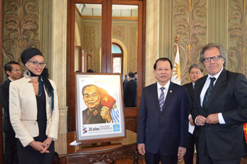 Bộ tem thể hiện chân dung Đại tướng Võ Nguyên Giáp vừa được Bưu chính Uruguay phát hành dịp kỷ niệm 20 năm thiết lập quan hệ ngoại giao Việt Nam-Uruguay.