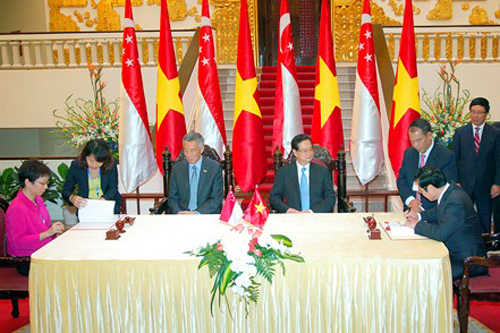 Ng&agrave;y 11/9/2013, Thủ tướng hai nước Việt Nam v&agrave; Singapore đ&atilde; dự lễ giới thiệu bộ tem ph&aacute;t h&agrave;nh chung kỷ niệm 40 năm thiết lập quan hệ ngoại giao giữa hai nước. (Nguồn: Chinhphu.vn).