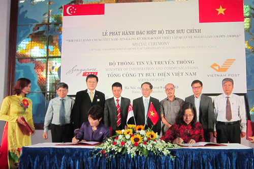 Vụ trưởng Vụ Bưu ch&iacute;nh Nguyễn Bội Lan (ngồi b&ecirc;n phải) v&agrave; Gi&aacute;m đốc điều h&agrave;nh cơ quan ph&aacute;t triển TT&TT Singapore Jaccqueline Poh k&yacute; ph&aacute;t h&agrave;nh đặc biệt bộ tem kỷ niệm 40 năm thiết lập quan hệ ngoại giao hai nước. 