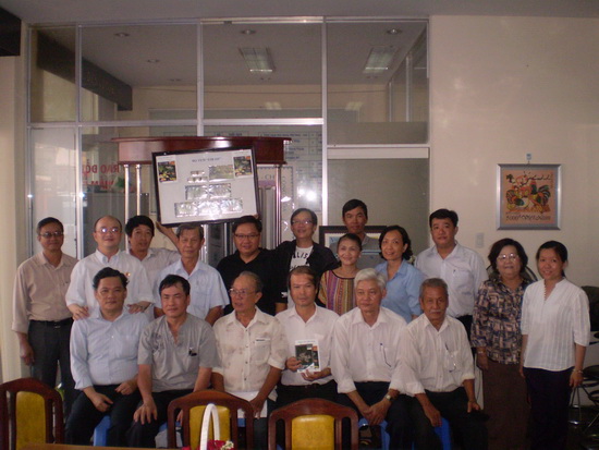 Đại biểu tham dự buổi truyền th&ocirc;ng chụp ảnh lưu niệm.
