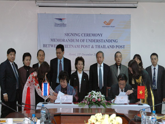 Tổng Gi&aacute;m đốc VietnamPost Phạm Anh Tuấn v&agrave; Tổng Gi&aacute;m đốc Bưu ch&iacute;nh Th&aacute;i Lan Anusra Chittmittrapap k&yacute; kết Bi&ecirc;n bản ghi nhớ hợp t&aacute;c to&agrave;n diện từ năm 2014.