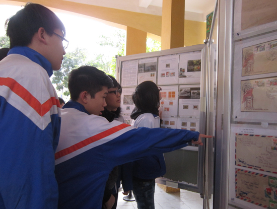 Các em học sinh tham quan triển lãm tem do các thành viên Câu lạc bộ sưu tập tem trường THCS Vân Hồ thực hiện.