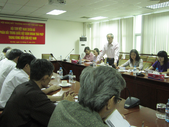 &Ocirc;ng Đỗ Ngọc B&igrave;nh, Chủ tịch Hội Tem Việt Nam chủ tr&igrave; Hội nghị bất thường ng&agrave;y 19/5/2014 tại H&agrave; Nội.