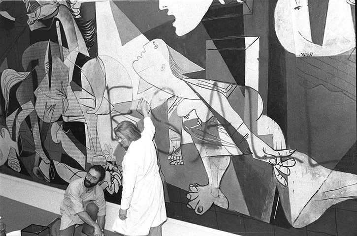 Name:  Guernica-by-Pablo-PicassoIn-1974-Tony-Shafrazi-the-owner-of-an-art-gallery-in-New-York-tookspray.jpg
Views: 2723
Size:  116.3 KB