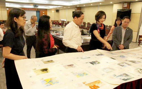Ông Phạm Anh Tuấn, Thứ trưởng Bộ TT&TT, Chủ tịch Hội đồng TBCQG và các thành viên xem xét đánh giá các mẫu tem.