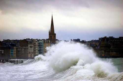 Name:  tempetes-saint-malo-france-1406875175-1181911.jpg
Views: 304
Size:  28.8 KB