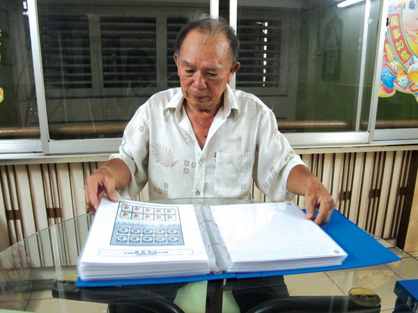 &Ocirc;ng Đỗ Th&agrave;nh Kim - người đ&atilde; d&agrave;nh gần 50 năm sưu tập tem Tết để h&igrave;nh th&agrave;nh n&ecirc;n bộ tem Tất ni&ecirc;n độc đ&aacute;o v&agrave; được giới chơi tem đ&aacute;nh gi&aacute; l&agrave; phong ph&uacute; nhất Việt Nam về chủ đề tem Tất ni&ecirc;n.