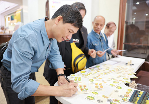 Họa sĩ Nguyễn Du, người đ&atilde; nhiều năm gắn b&oacute; với việc thiết kế tem thư, l&agrave; t&aacute;c giả thiết kế bộ tem 70 năm Chiến thắng Điện Bi&ecirc;n Phủ. Ảnh: VNP