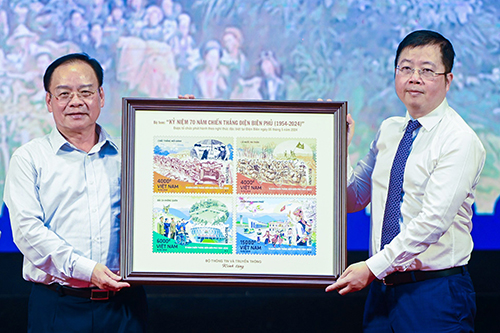 Thứ trưởng Bộ TT&TT Nguyễn Thanh L&acirc;m trao tặng bộ tem kỷ niệm 70 năm Chiến thắng Điện Bi&ecirc;n Phủ cho tỉnh Điện Bi&ecirc;n.